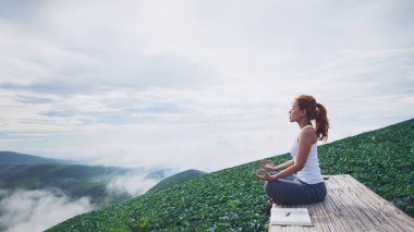 kadın Asya gezginler seyahat. Yoga varsa oynayın. phetchabun phutubberg tayland