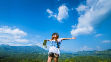 Gezginler dağlık orman haritasını araştırıyorlar. Asyalı kızların haritasıyla seyahat et. Doğa seyahati.