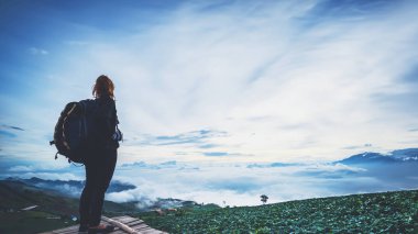 Asyalı kadınlar seyahat uyku dinlenmek. Sabah atmosferi doğa Ormanlar, dağlar. Phu Thap Buek Tayland