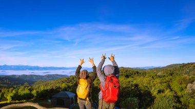 Genç çift Kamp Yürüyüşü Seyahat Seyahat Konsepti, Tatil Seyahati, Seyahat Rahatlama, Tayland 'da Doğal Dokunuş kırsalında.
