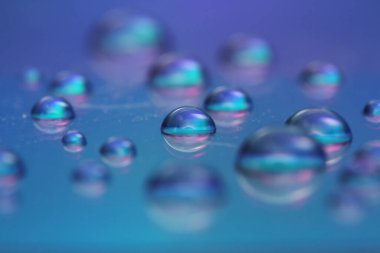 Renk arkaplanlı su damlası