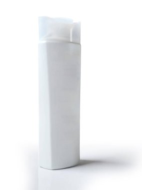 Gerçekçi beyaz plastik şampuan şişesi, saç kremi ya da kozmetik izole beyaz arka planda. Göz düzeyi açısı.