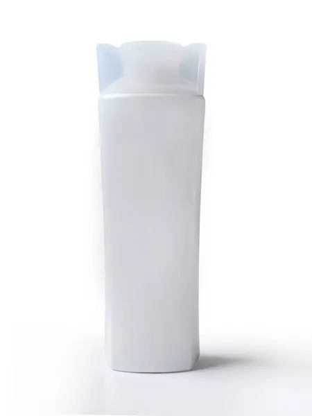 Gerçekçi beyaz plastik şampuan şişesi, saç kremi ya da kozmetik izole beyaz arka planda. Göz düzeyi açısı.