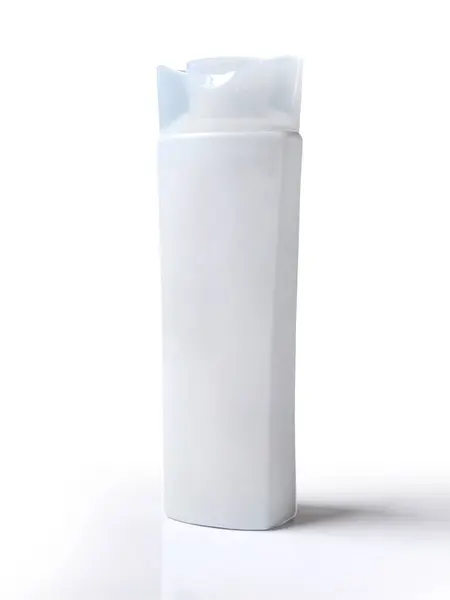 Gerçekçi beyaz plastik şampuan şişesi, saç kremi ya da kozmetik izole beyaz arka planda. Göz düzeyi açısı.