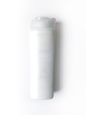 Gerçekçi boş beyaz plastik şampuan şişesi, saç kremi ya da kozmetik, izole edilmiş beyaz arka planda..