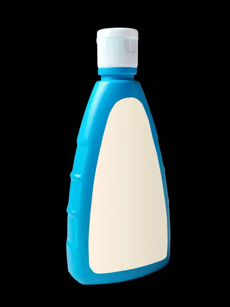 Üzerinde beyaz etiket olan, izole edilmiş siyah arka planda çekilmiş, gerçekçi, mavi bir plastik şişenin yüksek kaliteli görüntüsü. Şişe göz hizasında gösteriliyor ve etiketi öne bakıyor..