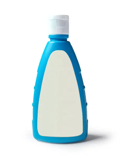 Üzerinde beyaz etiket olan, izole edilmiş beyaz arka planda çekilmiş, gerçekçi, mavi bir plastik şişenin yüksek kaliteli görüntüsü. Şişe göz hizasında gösteriliyor ve etiketi öne bakıyor..