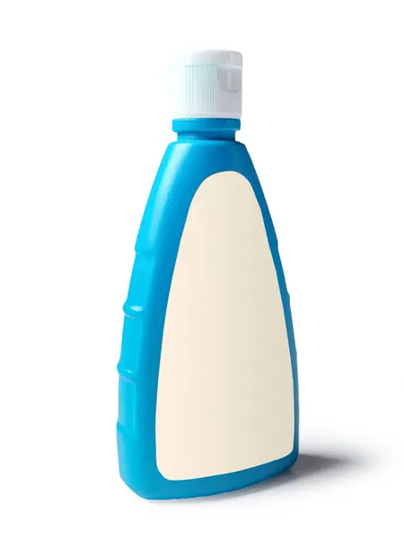 Üzerinde beyaz etiket olan, izole edilmiş beyaz arka planda çekilmiş, gerçekçi, mavi bir plastik şişenin yüksek kaliteli görüntüsü. Şişe göz hizasında gösteriliyor ve etiketi öne bakıyor..