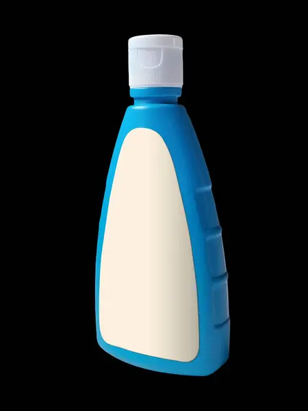 Üzerinde beyaz etiket olan, izole edilmiş siyah arka planda çekilmiş, gerçekçi, mavi bir plastik şişenin yüksek kaliteli görüntüsü. Şişe göz hizasında gösteriliyor ve etiketi öne bakıyor..