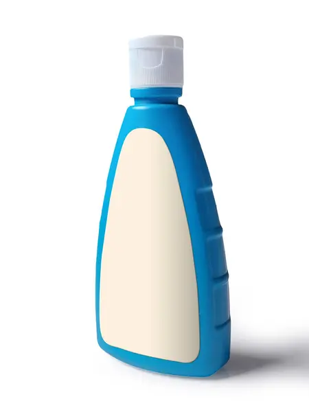 Üzerinde beyaz etiket olan, izole edilmiş beyaz arka planda çekilmiş, gerçekçi, mavi bir plastik şişenin yüksek kaliteli görüntüsü. Şişe göz hizasında gösteriliyor ve etiketi öne bakıyor..