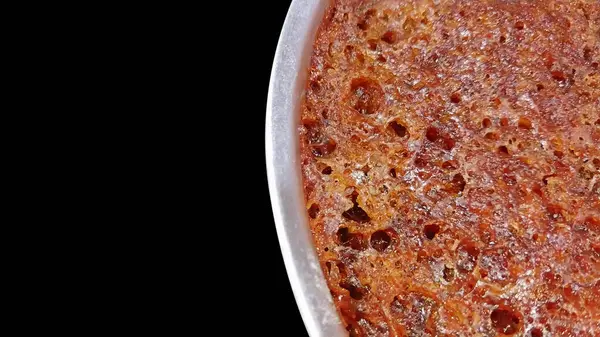 Gümüş tavada Karamelli Endonezya Keki ve izole edilmiş Kara Arkaplan.