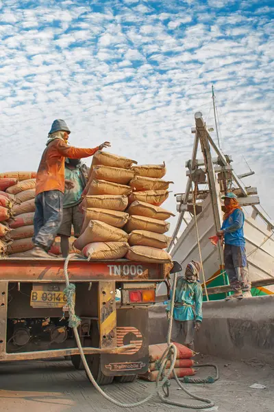 Sunda Kelapa Limanı, Jakarta, Endonezya, 03.06.2012, Sunda Kelapa liman bölgesinde öğleden sonra faaliyetleri, çimento torbaları taşımak için bulanık hareket eden liman işçileri.