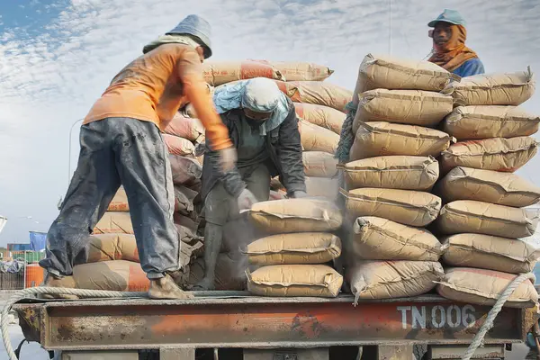 Sunda Kelapa Limanı, Jakarta, Endonezya, 03.06.2012, Sunda Kelapa liman bölgesinde öğleden sonra faaliyetleri, çimento torbaları taşımak için bulanık hareket eden liman işçileri.