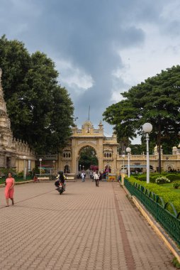 Mysore Palace Karnataka Hindistan 1 Eylül 2022 tarihi ve büyük Mysore sarayını ziyaret eden turistler Karnataka Hindistan 'daki Amba Vilas sarayı olarak da bilinir.
