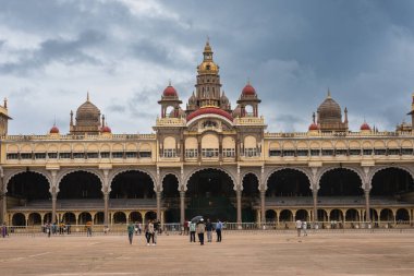 Mysore Palace Karnataka Hindistan 1 Eylül 2022 tarihi ve büyük Mysore sarayını ziyaret eden turistler Karnataka Hindistan 'daki Amba Vilas sarayı olarak da bilinir.