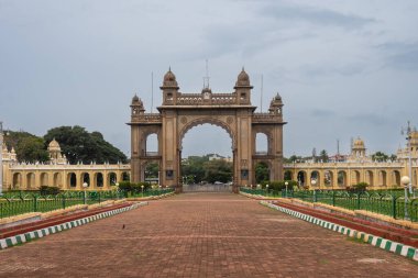Mysore Palace Karnataka Hindistan 1 Eylül 2022 tarihi ve büyük Mysore sarayını ziyaret eden turistler Karnataka Hindistan 'daki Amba Vilas sarayı olarak da bilinir.