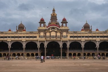 Mysore Palace Karnataka Hindistan 1 Eylül 2022 tarihi ve büyük Mysore sarayını ziyaret eden turistler Karnataka Hindistan 'daki Amba Vilas sarayı olarak da bilinir.