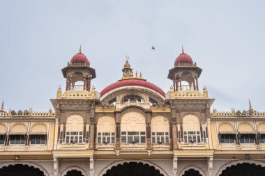 Mysore Palace Karnataka Hindistan 1 Eylül 2022 tarihi ve büyük Mysore sarayını ziyaret eden turistler Karnataka Hindistan 'daki Amba Vilas sarayı olarak da bilinir.