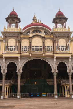 Mysore Palace Karnataka Hindistan 1 Eylül 2022 tarihi ve büyük Mysore sarayını ziyaret eden turistler Karnataka Hindistan 'daki Amba Vilas sarayı olarak da bilinir.