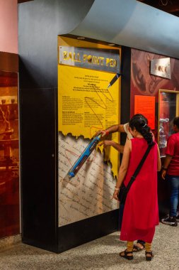 Bengaluru Karnataka Hindistan 9 Eylül 2024 Yerel turist öğrenciler ve çocuklar Bengaluru Karnataka 'daki Visvesvaraya Sanayi ve Teknoloji Müzesini ziyaret ediyor ve keşfediyorlar.