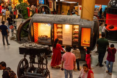 Bengaluru Karnataka Hindistan 9 Eylül 2024 Yerel turist öğrenciler ve çocuklar Bengaluru Karnataka 'daki Visvesvaraya Sanayi ve Teknoloji Müzesini ziyaret ediyor ve keşfediyorlar.