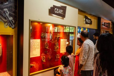 Bengaluru Karnataka Hindistan 9 Eylül 2024 Yerel turist öğrenciler ve çocuklar Bengaluru Karnataka 'daki Visvesvaraya Sanayi ve Teknoloji Müzesini ziyaret ediyor ve keşfediyorlar.
