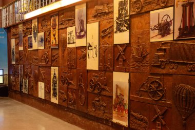 Bengaluru Karnataka Hindistan 9 Eylül 2024 Yerel turist öğrenciler ve çocuklar Bengaluru Karnataka 'daki Visvesvaraya Sanayi ve Teknoloji Müzesini ziyaret ediyor ve keşfediyorlar.