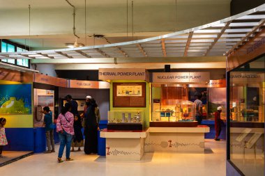 Bengaluru Karnataka Hindistan 9 Eylül 2024 Yerel turist öğrenciler ve çocuklar Bengaluru Karnataka 'daki Visvesvaraya Sanayi ve Teknoloji Müzesini ziyaret ediyor ve keşfediyorlar.