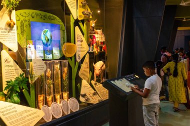 Bengaluru Karnataka Hindistan 9 Eylül 2024 Yerel turist öğrenciler ve çocuklar Bengaluru Karnataka 'daki Visvesvaraya Sanayi ve Teknoloji Müzesini ziyaret ediyor ve keşfediyorlar.