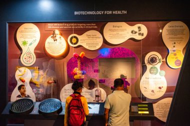 Bengaluru Karnataka Hindistan 9 Eylül 2024 Yerel turist öğrenciler ve çocuklar Bengaluru Karnataka 'daki Visvesvaraya Sanayi ve Teknoloji Müzesini ziyaret ediyor ve keşfediyorlar.