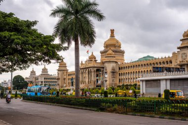 Bengaluru Karnataka Hindistan 10 Eylül 2024 Karnataka Yasama Binası Vidhana Soudha. Dr. B. R. Ambedkar Yolu 'ndan görüldüğü üzere yasama meclisine ev sahipliği yapıyor.