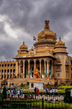 Bengaluru Karnataka Hindistan 10 Eylül 2024 Karnataka Yasama Binası Vidhana Soudha. Dr. B. R. Ambedkar Yolu 'ndan görüldüğü üzere yasama meclisine ev sahipliği yapıyor.
