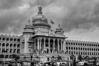 Bengaluru Karnataka Hindistan 10 Eylül 2024 Karnataka Yasama Binası Vidhana Soudha. Dr. B. R. Ambedkar Yolu 'ndan görüldüğü üzere yasama meclisine ev sahipliği yapıyor.