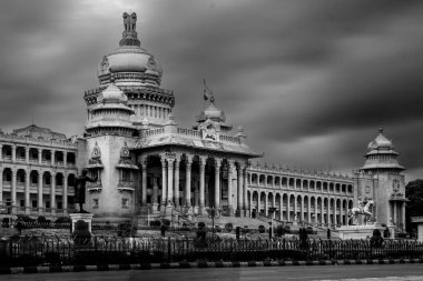 Bengaluru Karnataka Hindistan 10 Eylül 2024 Karnataka Yasama Binası Vidhana Soudha. Dr. B. R. Ambedkar Yolu 'ndan görüldüğü üzere yasama meclisine ev sahipliği yapıyor.