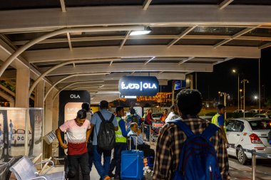 Kempegowda Uluslararası Havalimanı Bengaluru Karnataka Hindistan 6 Eylül 2024 Kempegowda Uluslararası Havalimanı. Geceleri Bengaluru 'da gıda tezgahları ve taksileri olan yolcular.
