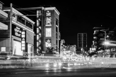 Brigade Yolu Bengaluru Karnataka Hindistan 11 Eylül 2024 Yoğun, Bangalore Bengaluru 'daki Brigade Church Caddesi ve MG yolundaki caddeleri ve binaları gece trafiği ve yayalarla aydınlattı.