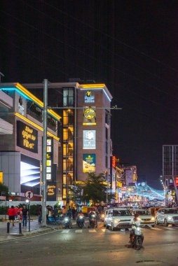 Brigade Yolu Bengaluru Karnataka Hindistan 11 Eylül 2024 Yoğun, Bangalore Bengaluru 'daki Brigade Church Caddesi ve MG yolundaki caddeleri ve binaları gece trafiği ve yayalarla aydınlattı.