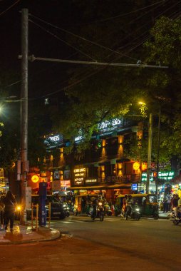 Brigade Yolu Bengaluru Karnataka Hindistan 11 Eylül 2024 Yoğun, Bangalore Bengaluru 'daki Brigade Church Caddesi ve MG yolundaki caddeleri ve binaları gece trafiği ve yayalarla aydınlattı.