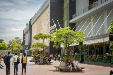 Bengaluru Karnataka Hindistan 10 Eylül 2024 Karnataka Turistleri ve yerli halk Bengaluru Karnataka Hindistan 'daki ünlü Orion Alışveriş Merkezi' nin dışındaki tesislerin keyfini çıkarıyorlar.