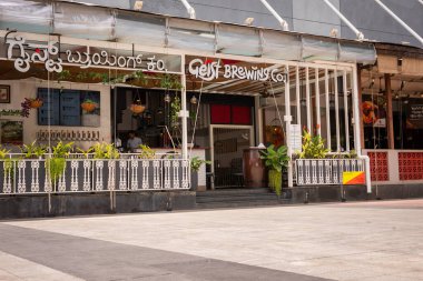 Bengaluru Karnataka Hindistan 10 Eylül 2024 Karnataka Turistleri ve yerli halk Bengaluru Karnataka Hindistan 'daki ünlü Orion Alışveriş Merkezi' nin dışındaki tesislerin keyfini çıkarıyorlar.