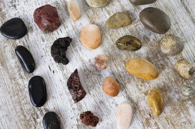 Gri arkaplanda farklı türde taş koleksiyonu