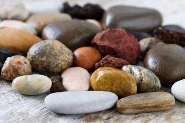 Farklı jeolojik kökenlere sahip çeşitli küçük taşlar.