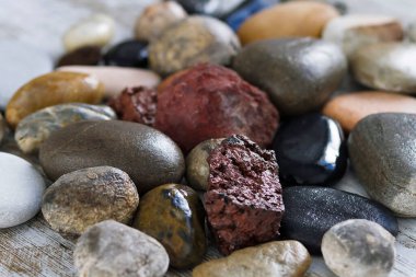 Farklı jeolojik kökenlere sahip çeşitli küçük taşlar.