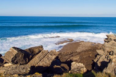 İspanya 'nın Cantabria kentindeki Galizano belediyesindeki uçurum kıyılarının peyzajı ve morfolojisi