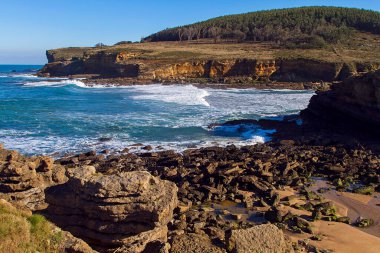 İspanya 'nın Cantabria kentindeki Galizano belediyesindeki uçurum kıyılarının peyzajı ve morfolojisi