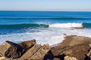 İspanya 'nın Cantabria kentindeki Galizano belediyesindeki uçurum kıyılarının peyzajı ve morfolojisi