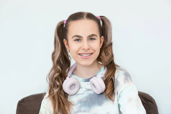 Retrato Una Hermosa Adolescente Sonriente Con Aparatos Ortopédicos Escuchando Música Fotos De Stock