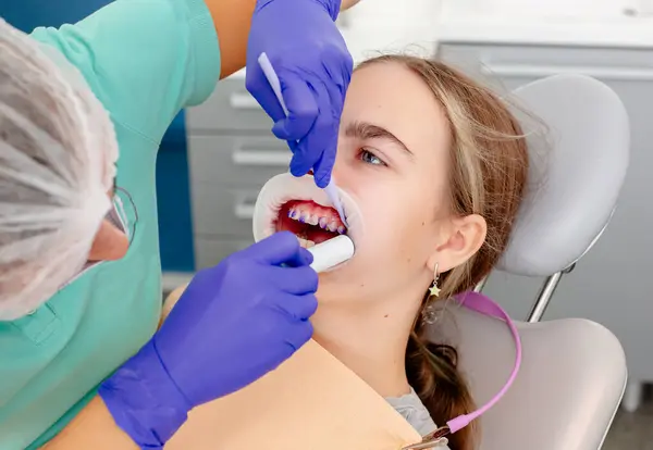 Koncepcja Opieki Dentystycznej Proces Instalacji Ortodontycznych Wsporników Ceramicznych Widok Bliska Obraz Stockowy