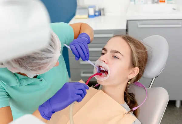 Koncepcja Opieki Dentystycznej Proces Instalacji Ortodontycznych Wsporników Ceramicznych Widok Bliska Zdjęcie Stockowe
