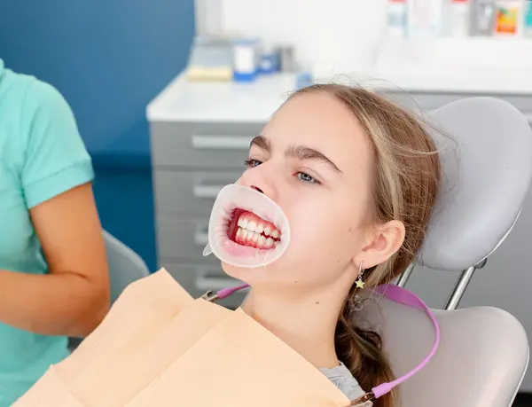 Concepto Cuidado Dental Imagen Ampliada Aparatos Ortopédicos Cerámica Metal Los Imágenes De Stock Sin Royalties Gratis